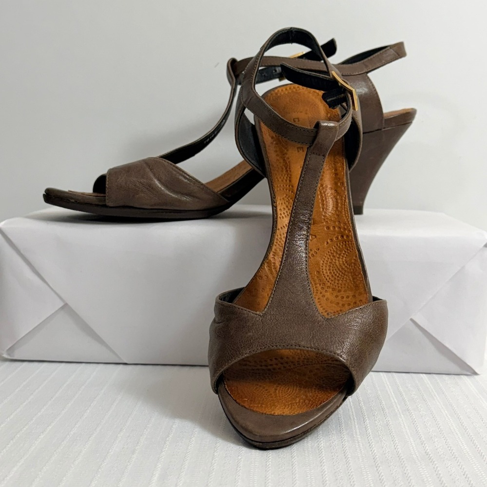Chie Mihara Women T-Strap Leather‎ Sandals EU 38 Peep Toe Kitten Heel Classic - Picture 10 of 10